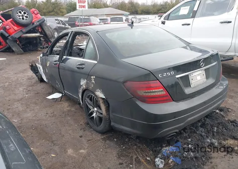 2013 Mercedes-Benz C 250 Sport z USA, uszkodzony, nr VIN WDDGF4HBXDR271147